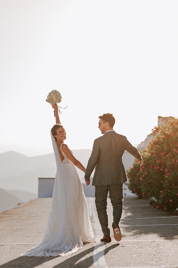summer-wedding-folegandros-island-baby-breaths-romantic-details_61x