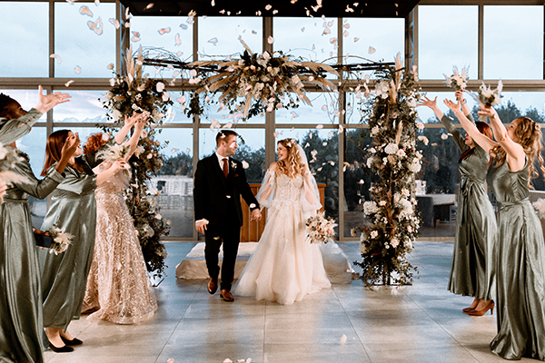 Άκρως ρομαντικός χειμωνιάτικος γάμος στη Θεσσαλονίκη με πανέμορφα λουλούδια και κεριά │ Σέβα & Justin