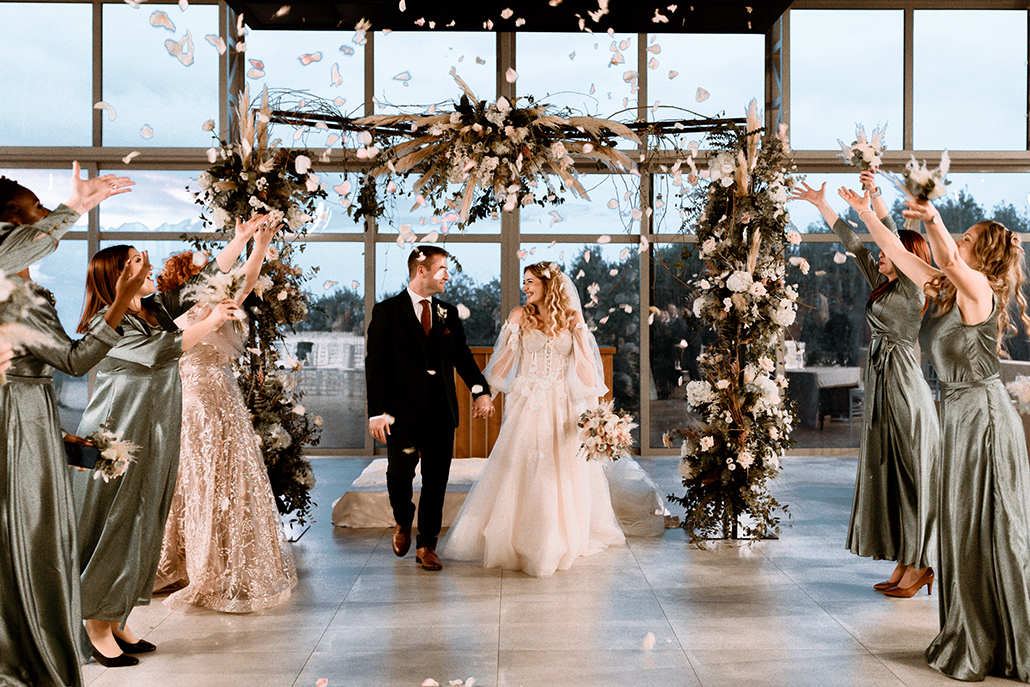 Άκρως ρομαντικός χειμωνιάτικος γάμος στη Θεσσαλονίκη με πανέμορφα λουλούδια και κεριά │ Σέβα & Justin