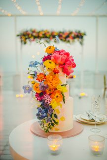 Colorful διακόσμηση τούρτας γάμου με πληθώρα λουλουδιών