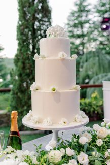 Υπέροχη λευκή γαμήλια τούρτα τριών ορόφων