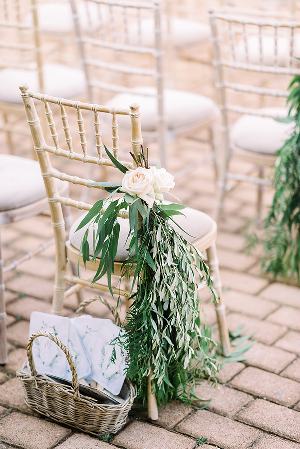 Στολισμός καρέκλας γάμου με τριαντάφυλλα και πλούσια πρασινάδα