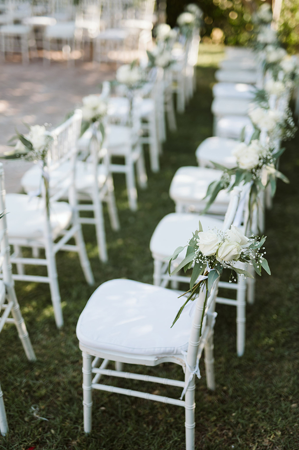 Ρομαντικός στολισμός γαμήλιας καρέκλας με λευκά τριαντάφυλλα