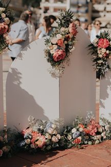 Όμορφος στολισμός εκκλησίας με κοραλί παιώνιες και παστέλ τριαντάφυλλα