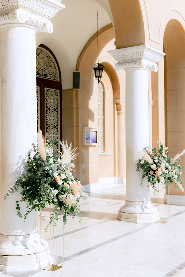 Boho στολισμός εισόδου εκκλησίας με pampas grass και πορτοκαλί τριαντάφυλλα