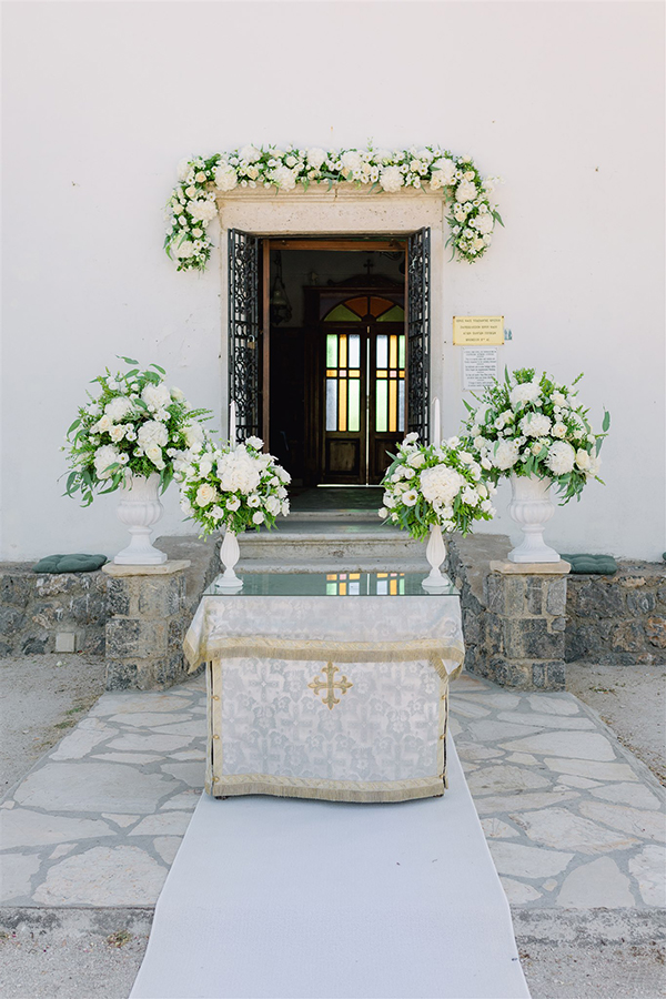 Romantic chic διακόσμηση εισόδου εκκλησίας με ορτανσίες και λυσίανθο