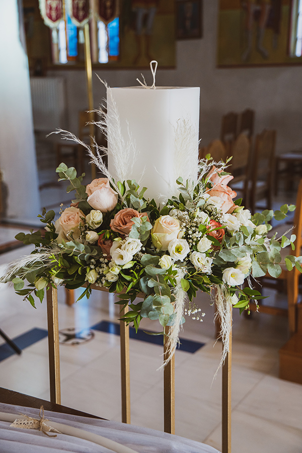 Στολισμός γαμήλιας λαμπάδας με τριαντάφυλλα και λυσίανθο