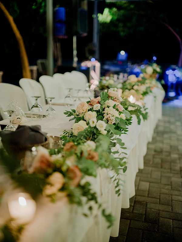 Στολισμός γαμήλιου τραπεζιού με λευκό λυσίανθο και peach τριαντάφυλλα
