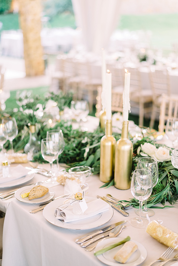 Διακόσμηση γαμήλιου τραπεζιού με λευκά άνθη και κεριά