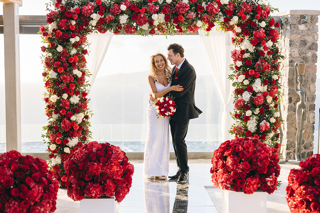 Glamorous καλοκαιρινός γάμος στη Σαντορίνη με εντυπωσιακά κόκκινα και λευκά λουλούδια │ Karen & Matt