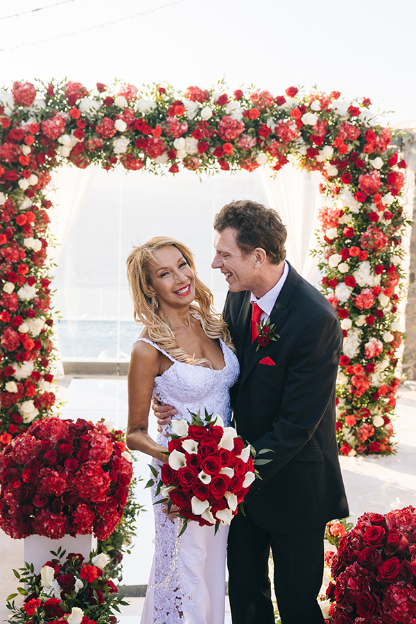 glamorous-summer-wedding-santorini-impressive-red-white-florals_01