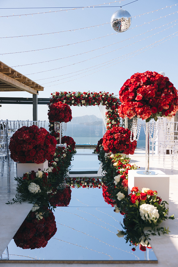 glamorous-summer-wedding-santorini-impressive-red-white-florals_05
