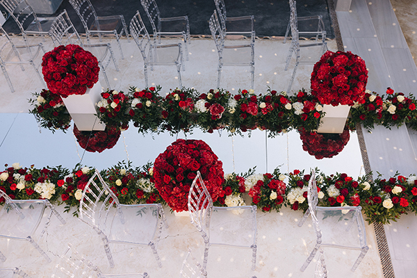 glamorous-summer-wedding-santorini-impressive-red-white-florals_06