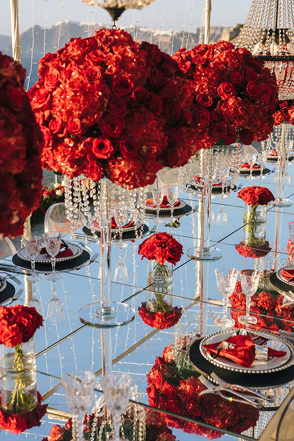 glamorous-summer-wedding-santorini-impressive-red-white-florals_10