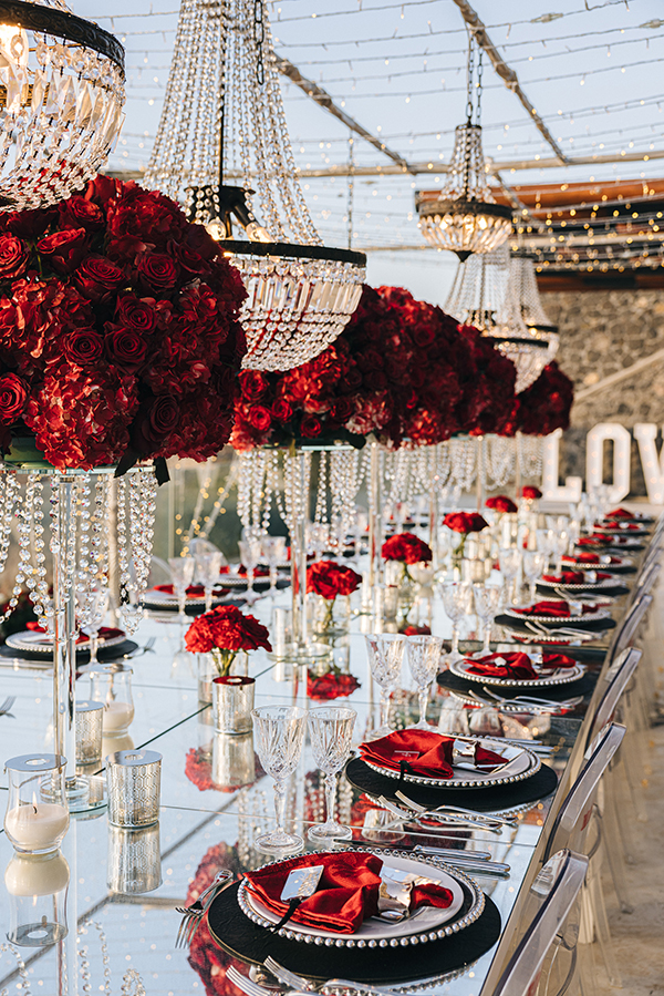 glamorous-summer-wedding-santorini-impressive-red-white-florals_12