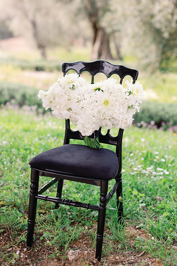 modern-chic-styled-shoot-courti-estate-white-impressive-florals-black-details_04x