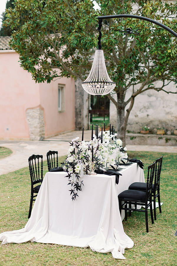 modern-chic-styled-shoot-courti-estate-white-impressive-florals-black-details_28