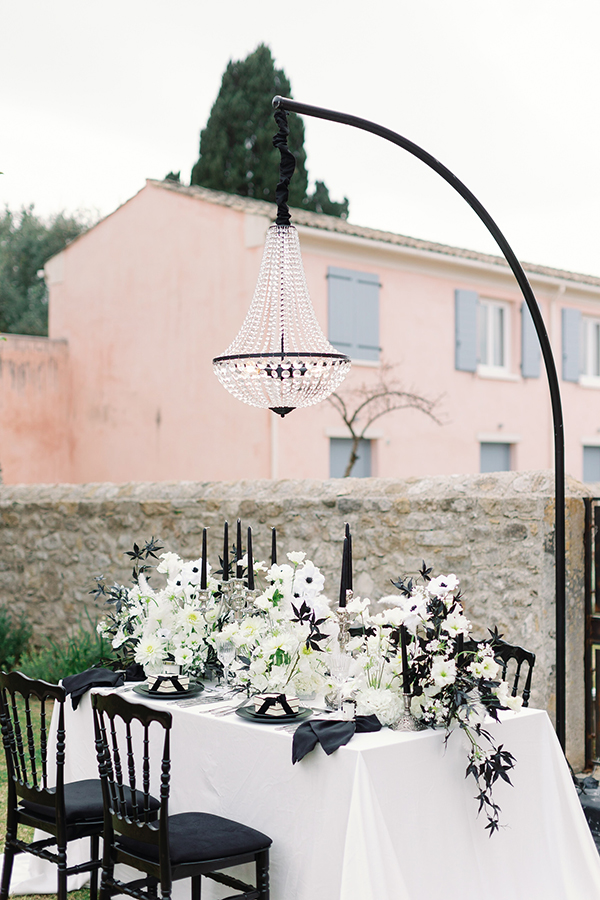 modern-chic-styled-shoot-courti-estate-white-impressive-florals-black-details_31x