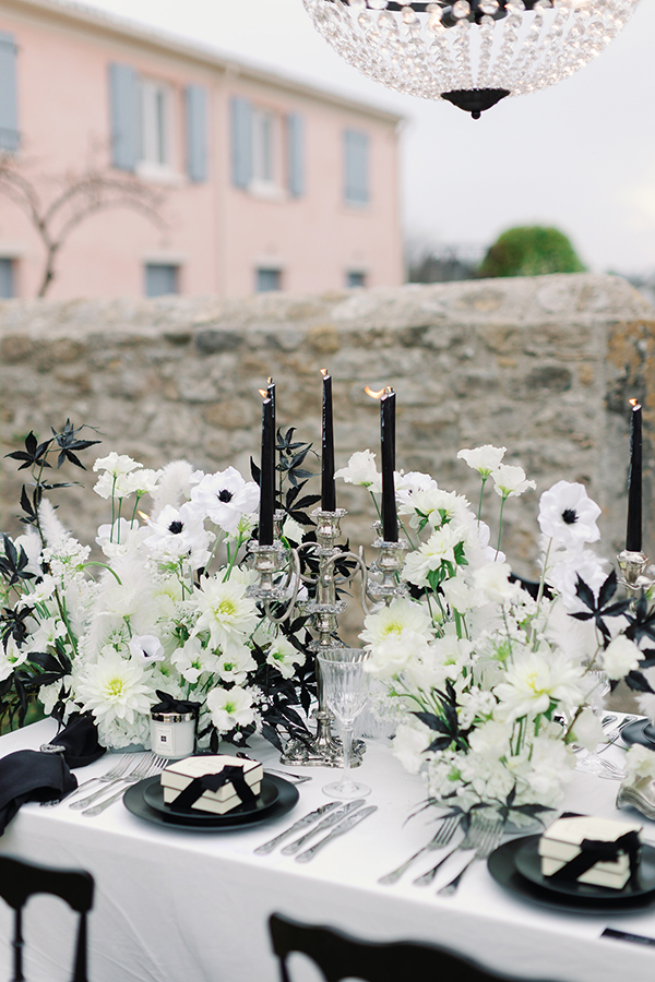 modern-chic-styled-shoot-courti-estate-white-impressive-florals-black-details_37