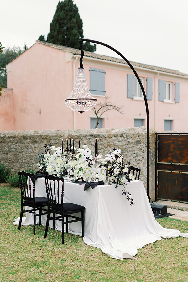 modern-chic-styled-shoot-courti-estate-white-impressive-florals-black-details_39