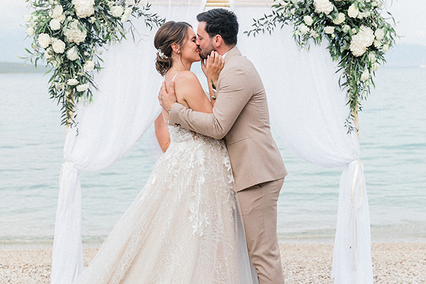 Ρομαντικός ανοιξιάτικος γάμος σε παραλία της Λευκάδας με φρέσκα ολόλευκα λουλούδια | Jasmina & Emir