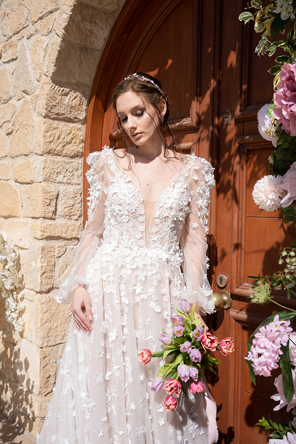 romantic-styled-shoot-beautiful-wedding-dresses-renee-bridal-stunning-bridal-look_05x