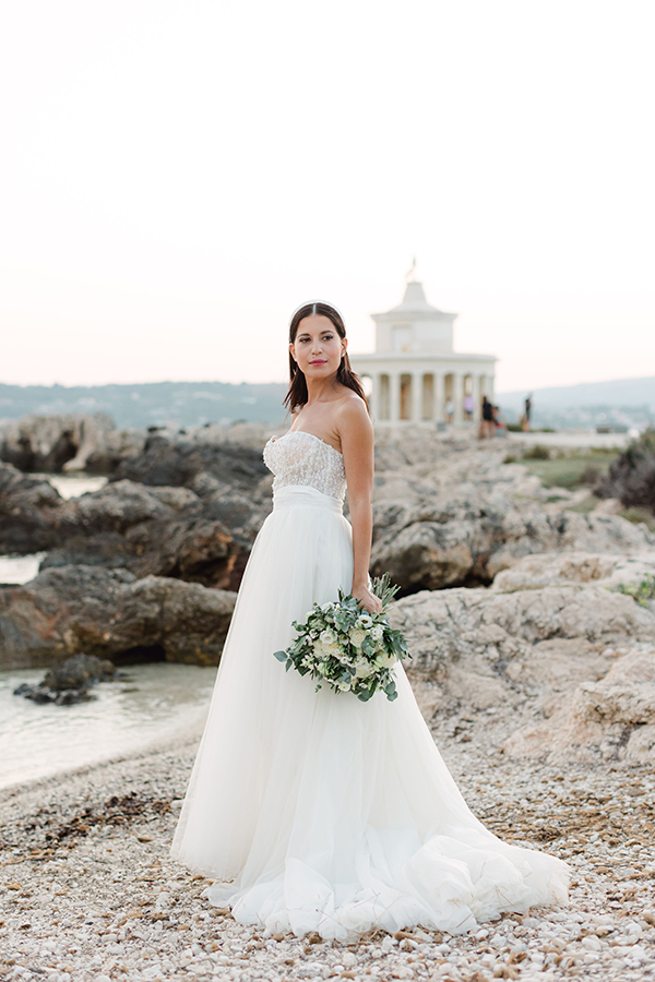 romantic-summer-wedding-kefalonia-lovely-white-florals-rustic-touches_03