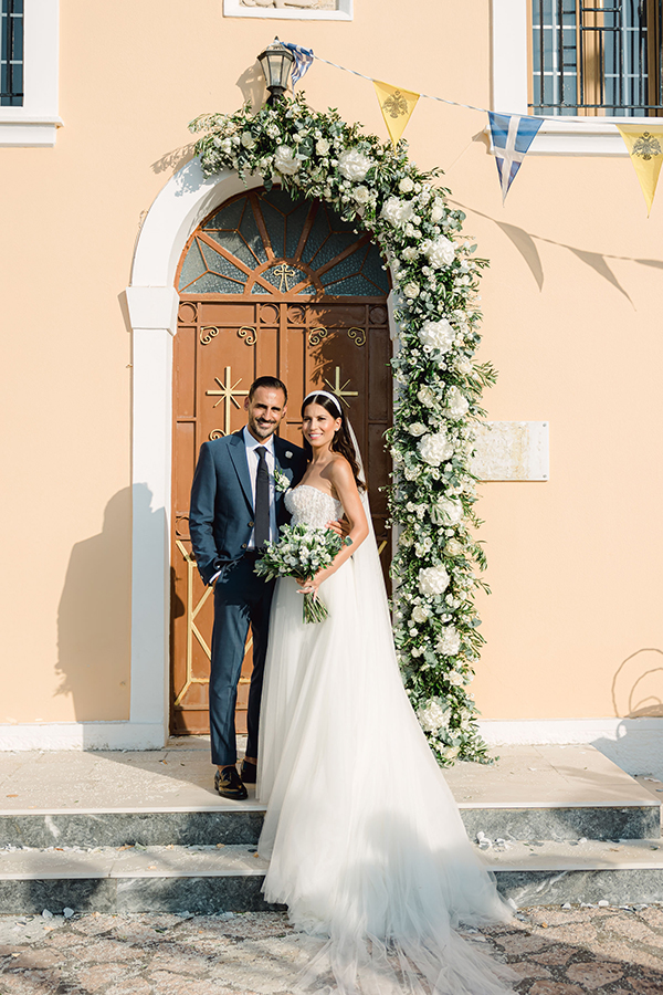 romantic-summer-wedding-kefalonia-lovely-white-florals-rustic-touches_25