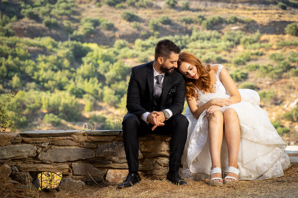 Καλοκαιρινός ρομαντικός γάμος στην Πάτρα με λευκά τριαντάφυλλα | Ιωάννα & Πάνος