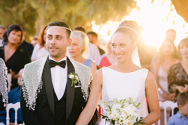 Πανέμορφος καλοκαιρινός ρομαντικός γάμος στο Ρέθυμνο με γαλάζιες ορτανσίες και λευκά τριαντάφυλλα | Νάνσυ & Χάρης