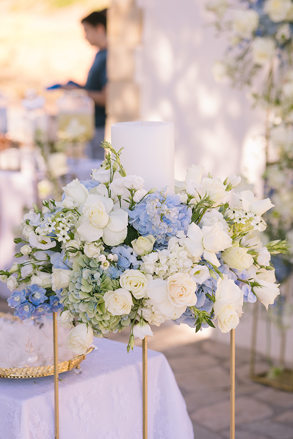 beautiful-summer-wedding-rethymno-light-blue-hydrangeas-white-roses_02x