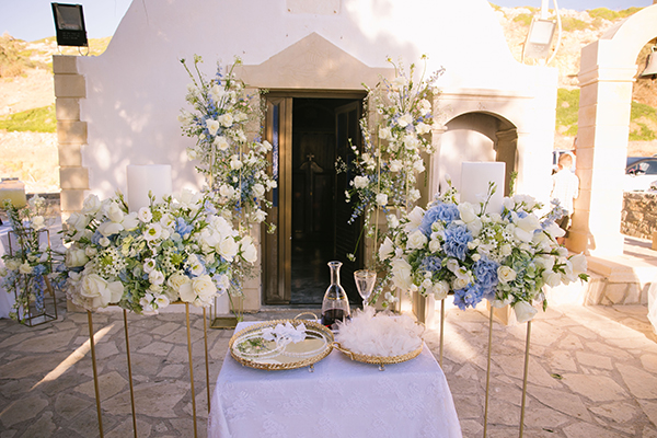 beautiful-summer-wedding-rethymno-light-blue-hydrangeas-white-roses_02y