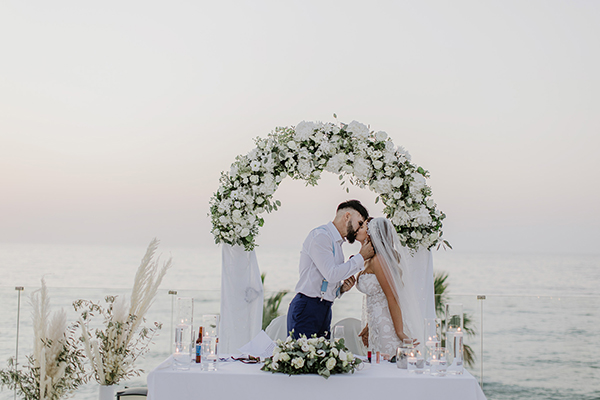 Destination καλοκαιρινός γάμος στην Κρήτη με ολόλευκες παιώνιες | Jennifer & Liam