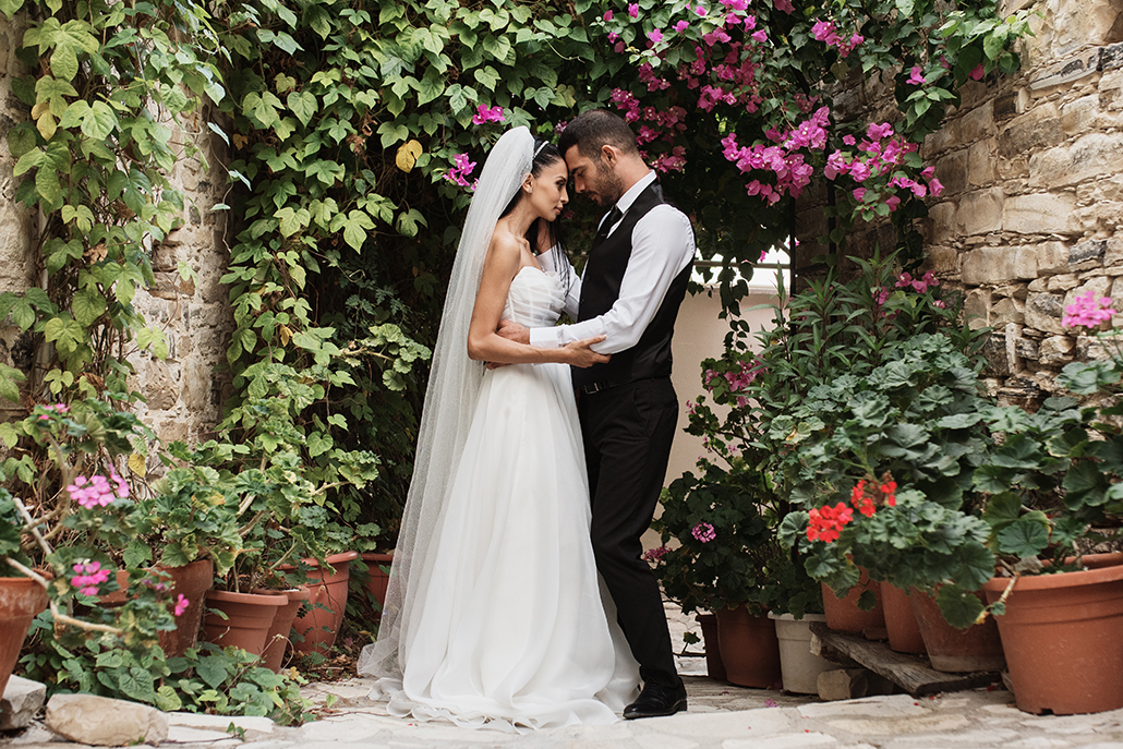 Φθινοπωρινός γάμος στη Λεμεσό με μπλε ορτανσίες και τριαντάφυλλα │ Ηλιάνα & Γιώργος