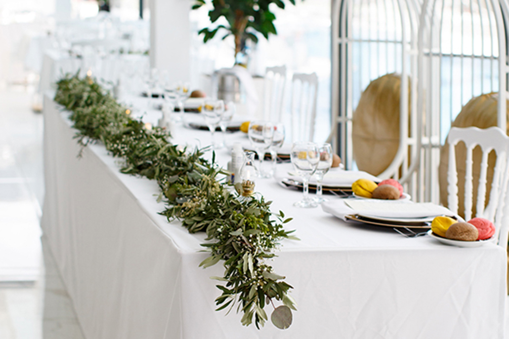 Όμορφες ιδέες διακόσμησης γάμου με ελιά και λευκά τριαντάφυλλα για έναν γάμο με άρωμα Ελλάδας