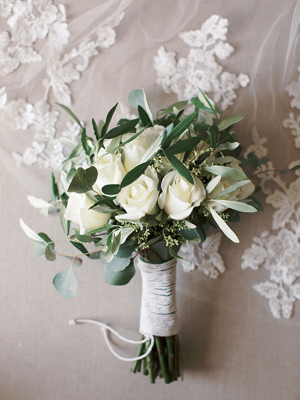 greek-inspired-wedding-decoration-ideas-olive-leaves-white-flowers_02