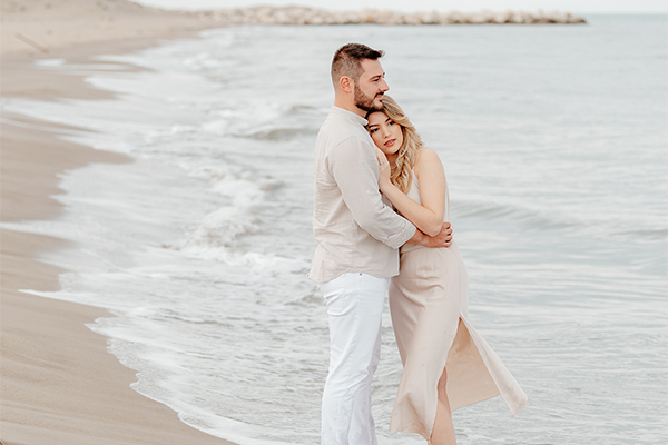 Ρομαντική Prewedding φωτογράφιση στην παραλία με θέα τη θάλασσα │ Πένυ & Χρήστος