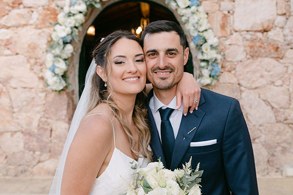 Ρομαντικός ανοιξιάτικος γάμος στην Αθήνα με λευκές και γαλάζιες ορτανσίες | Αφροδίτη & Δημήτρης