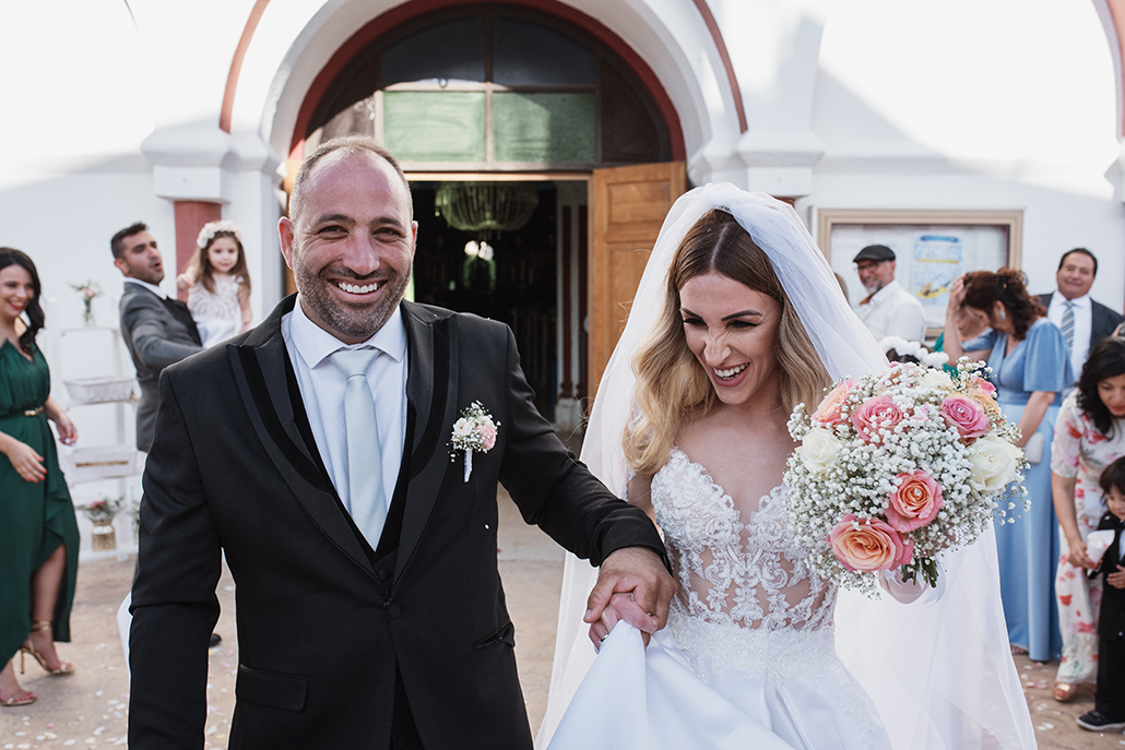 Ρομαντικός ανοιξιάτικος γάμος στην Λεμεσό με λευκά και peach τριαντάφυλλα | Ιρίνα & Αντώνης