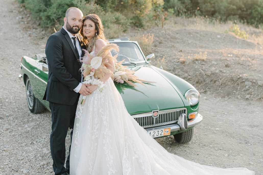 Ρομαντικός καλοκαιρινός γάμος με λευκά ανθούρια και pampas grass | Georgia and Nikos
