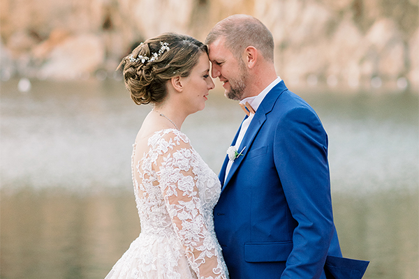 Ρομαντικός καλοκαιρινός γάμος στην Αθήνα με ολόλευκα τριαντάφυλλα | Μαρίλυα & Cyril