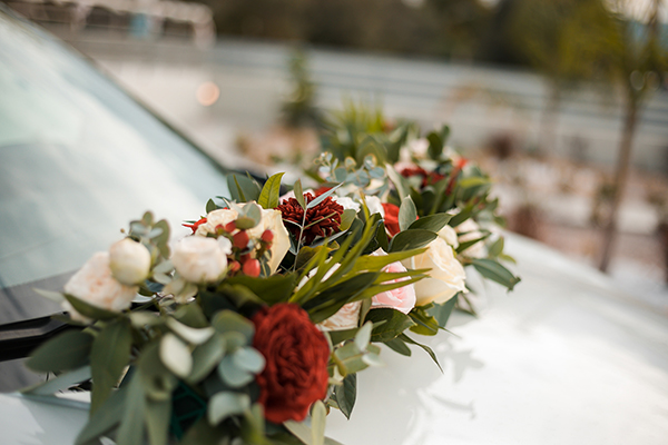 romantic-summer-wedding-rhodes-burgundy-white-roses_18x