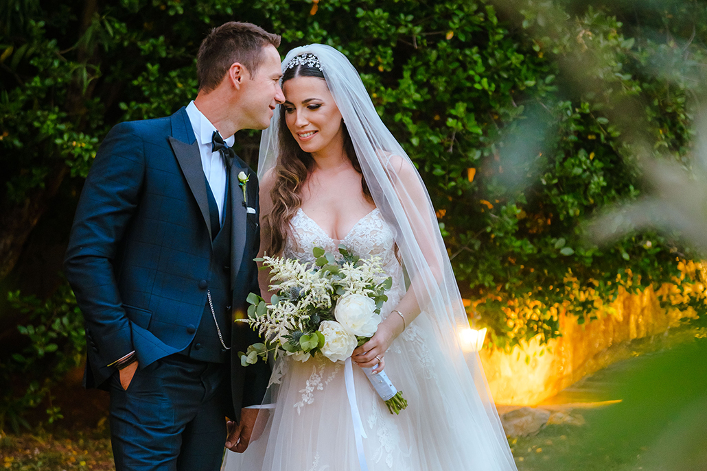 Ρομαντικός καλοκαιρνός γάμος στην Αθήνα με λευκές και γαλάζιες ορτανσίες | Μαρία-Αφροδίτη & Χρήστος