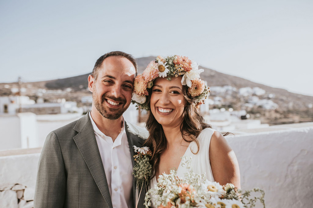 Rustic chic γάμος στη Φολέγανδρο με pale peach ντάλιες και χαμομήλι | Σταυριέτα & Μάρκος