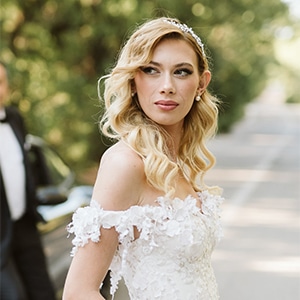 Ολάνθιστος καλοκαιρινός γάμος στην Αθήνα σε διαχρονικές λευκές αποχρώσεις │ Φραντσέσκα & Νίκος