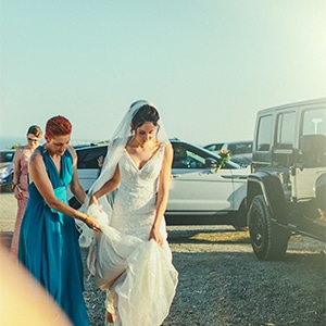 Πολύχρωμος ανοιξιάτικος γάμος στο Galu Seaside σε έντονες αποχρώσεις και μοντέρνες πινελιές │ Μέλανη & Κώστας