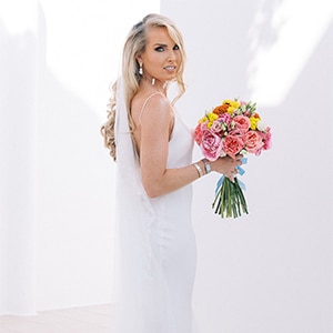 Destination γάμος στη Μύκονο με πολύχρωμα λουλούδια | Charli & Jon