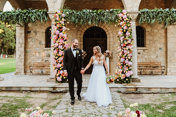 Modern chic φθινοπωρινός γάμος στη Θεσσαλονίκη με πολύχρωμα λουλούδια | Βιβή & Βασίλης