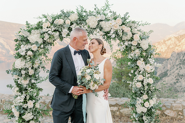 Πανέμορφος καλοκαιρινός γάμος στην Αντίκυρα με ολόλευκα άνθη | Αναστασία & Reto