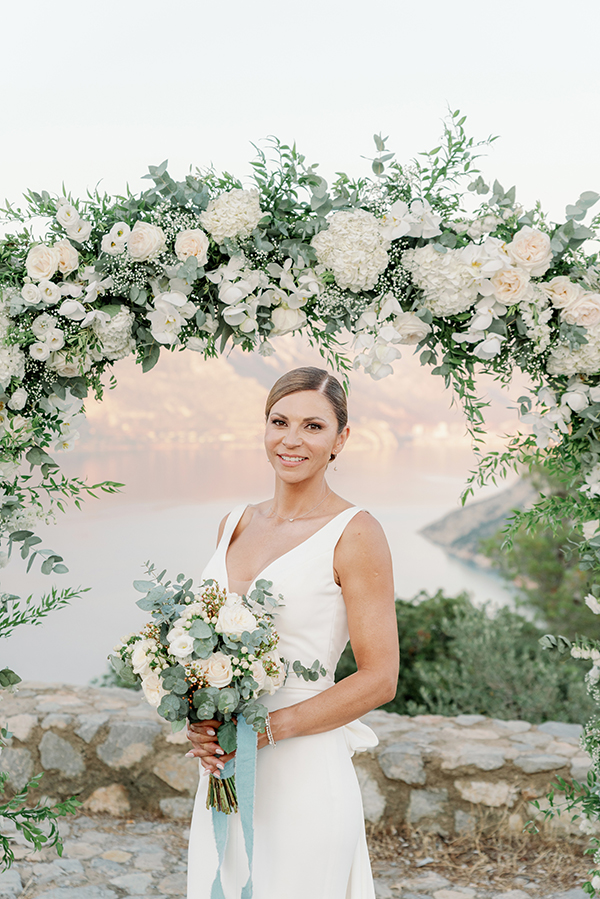 pretty-summer-wedding-antikyra-white-flowers_02